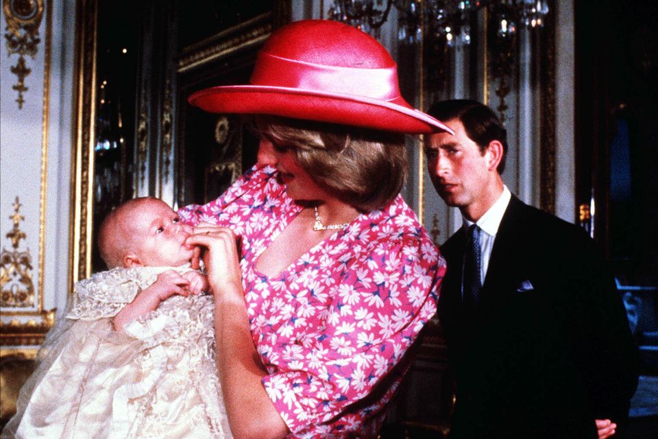 Guidos GALAxy: Bei der Taufe von Prinz William setzt Diana auf ein Eyecatcher-Piece, dessen Pink nur so strahlt. Bei der Taufe von Prinz William setzt Diana auf ein Eyecatcher-Piece, dessen Pink nur so strahlt.