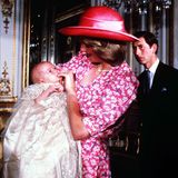 Bei der Taufe von Prinz William setzte Diana auf ein Eyecatcher-Piece, dessen Pink nur so strahlt.