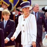 In schicken Zweiteilern bestehend aus knielangem Rock und Blazer wustte Diana stets zu überzeugen, wie hier im bei den Feierlichkeiten anlässlich des VJ Days im August 1995. Auf ihre Ensembles stimmte sie immer auch ihre Accessoires ab. So passte alles perfekt zusammen.