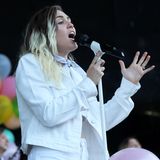 Ein wenig Haaransatz mag ja modern sein. Sängerin Miley Cyrus nimmt diesen Trend nur leider ein wenig zu ernst und war wohl schon seit langer Zeit nicht beim Friseur.