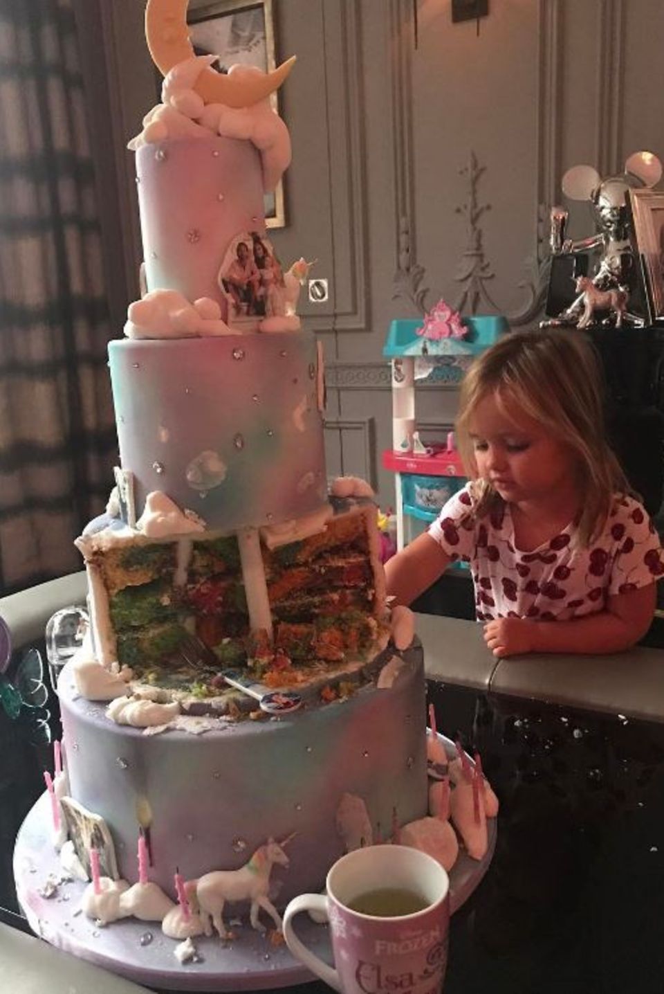 Zum Frühstück gibt es die Geburtstagstorte von gestern. Tamara Ecclestones Tochter Sophia findet's klasse. Zum Frühstück gibt es die Geburtstagstorte von gestern. Tamara Ecclestones Tochter Sophia findet's klasse.