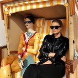 Lack und Leder mal anders: Model Lena Gercke posiert im Strandkorb auf der Aida in schwarzer Lederjacke in Lackoptik.