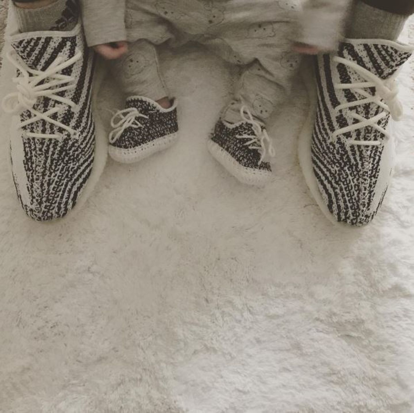 28. Juni 2017  Wie der Vater so der Sohn - auf Instagram zeigt Liam Payne, dass er und Söhnchen Bear jetzt schon den gleichen Style haben. Sie tragen die angesagten Yeezys im Partnerlook.