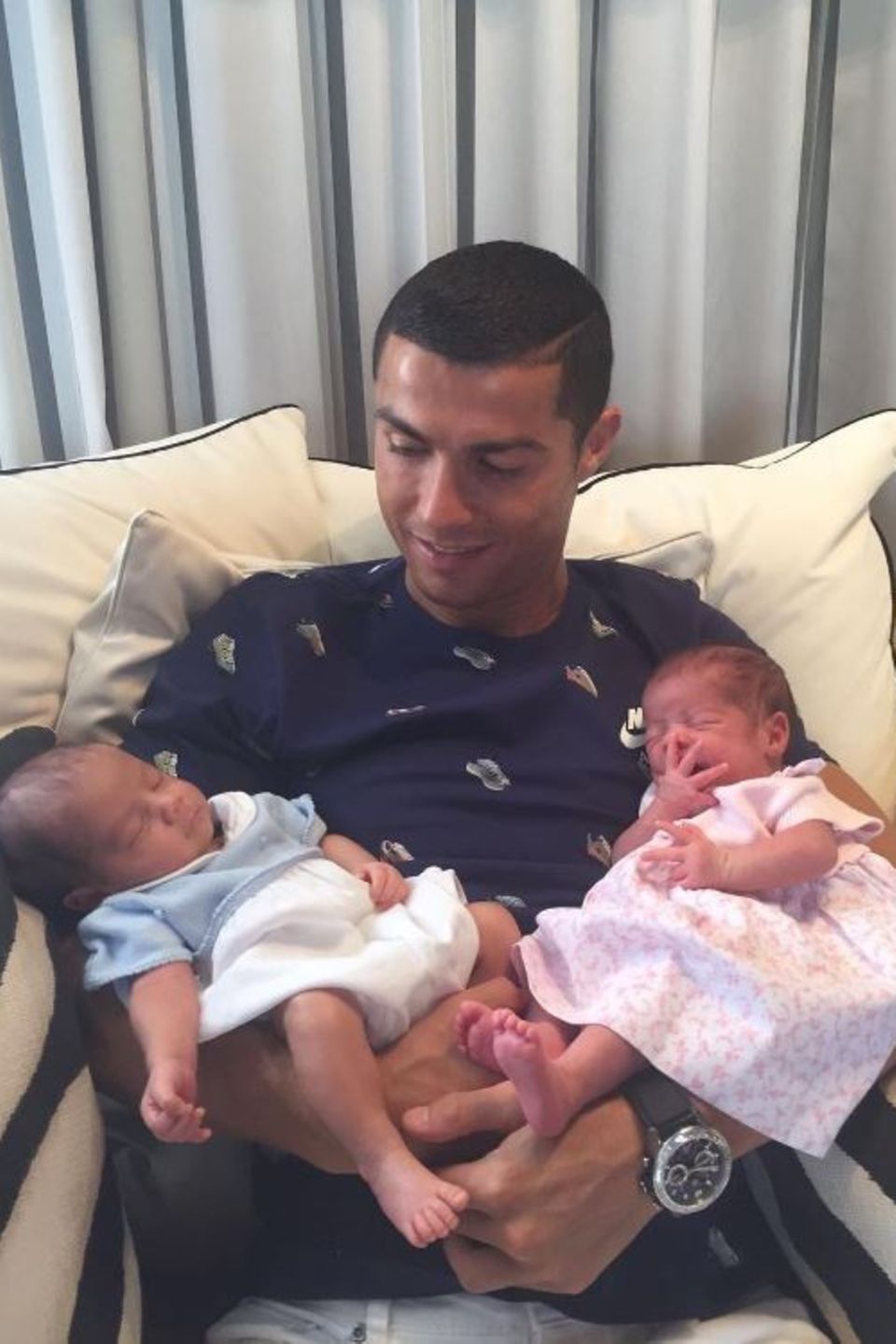 29. Juni 2017   Endlich kann Superstar Cristiano Ronaldo seine Zwilllinge in die Arme schließen. "So glücklich, die beiden neuen Lieben meines Lebens halten zu können", postet der Fußballer.