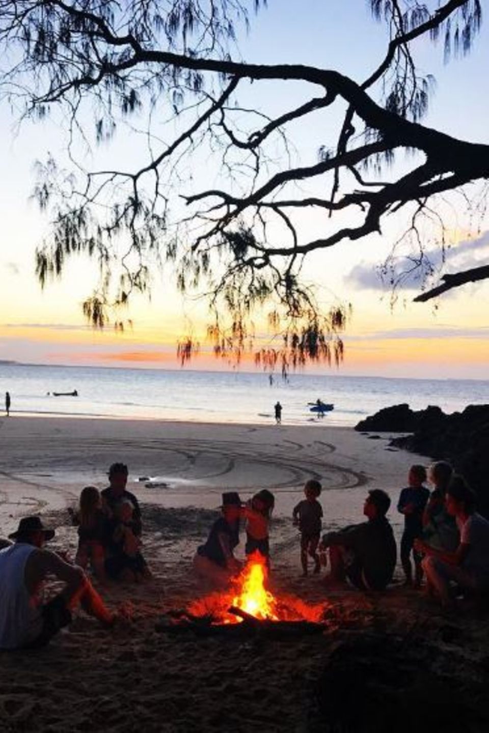 28. Juni 2017   "Surfen, angeln, gegrillte Marshmallows und Sonnenuntergänge! Was will man mehr!", schreibt Chris Hemsworth zu dem wunderschönen Familienfoto am Lagerfeuer. 