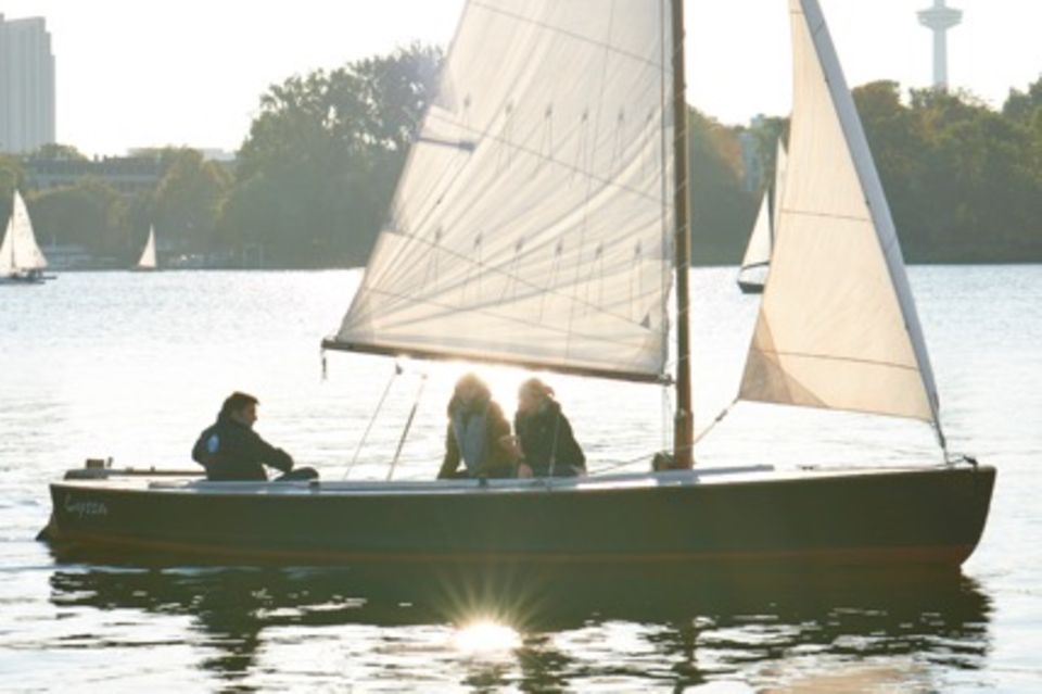 Keine Lust auf Helene, Wolle + Co.?: Nirgendwo kann man Hamburg so schön bewundern wie auf dem Wasser. Ein privater Alstertörn mit den Liebsten ist ein absolutes Muss. Nirgendwo kann man Hamburg so schön bewundern wie auf dem Wasser. Ein privater Alstertörn mit den Liebsten ist ein absolutes Muss.