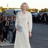 Ooops... Obenrum ziemlich durchschimmernd ist das perlmuttfarbene Seidenkleid von "Game of Thrones" Star Gwendoline Christie.