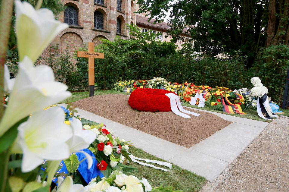 2. Juli 2017  Das Grab des verstorbenen Altkanzlers Helmut Kohl auf dem Friedhof des Domkapitels in Speyer schmückt ein Holzkreuz und ein Kranz aus roten Rosen von seiner Frau Maike Kohl-Richter. 
