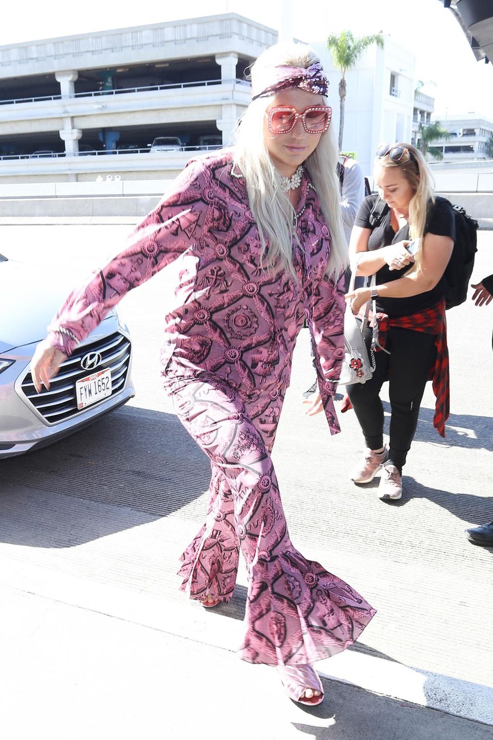 Diesen pinkfarbenen Hippie-Look kennen wir doch! Salma Hayek trug ihn schon einige Wochen vor Kesha, sehr viel stylischer sah sie darin aber leider auch nicht aus.