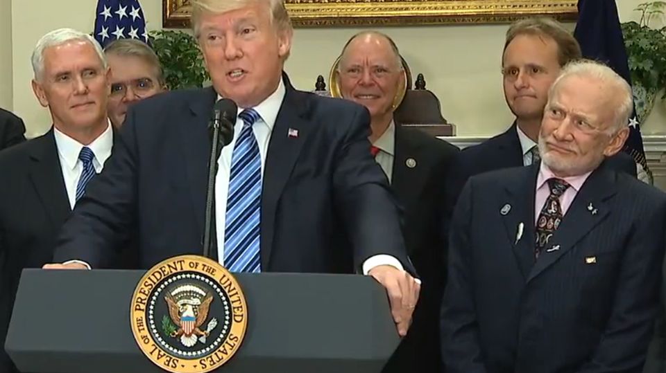 Donald Trump: Donald Trump und Buzz Aldrin am 30. Juni im Weißen Haus. Donald Trump und Buzz Aldrin am 30. Juni im Weißen Haus.