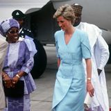 Pastelltöne liebte auch Prinzessin Diana. Hier ist sie 1990 im hellblauen Zweireiher-Dress auf Staatsbesuch in Nigeria.