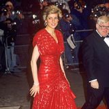 Im roten Abendkleid mit eingewebtem Karomuster bezauberte Prinzessin Diana schon bei der Premiere von "Harry und Sally" 1989 in London.