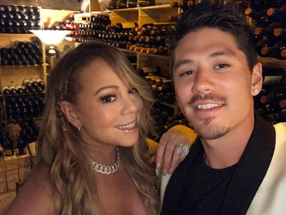 1. Juli 2017 Mariah Carey und Toyboy Bryan Tanaka bestaunen eine Weinsammlung im Wert von 24 Millionen Dollar. Der schönste Teil an dieser Erfahrung, so Tanaka, ist sie mit dieser wunderschönen Königin zu erleben. 1. Juli 2017 Mariah Carey und Toyboy Bryan Tanaka bestaunen eine Weinsammlung im Wert von 24 Millionen Dollar. Der schönste Teil an dieser Erfahrung, so Tanaka, ist sie mit dieser wunderschönen Königin zu erleben.