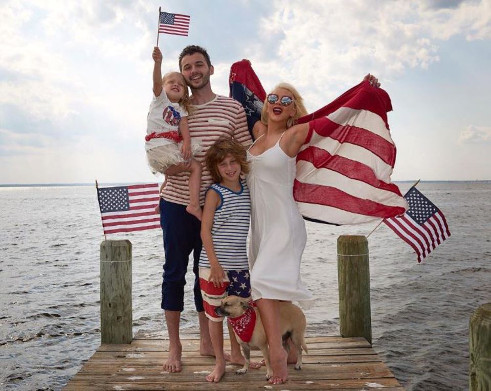 Eine patriotische Familie: Pop-Star Christina Aguilera posiert mit der ganzen Familie zum Unabhängigkeitstag.