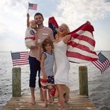 Eine patriotische Familie: Pop-Star Christina Aguilera posiert mit der ganzen Familie zum Unabhängigkeitstag.