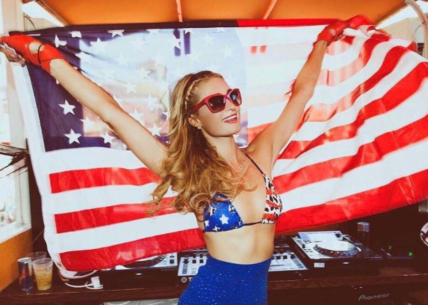 Wenn es etwas zu feiern gibt, ist auch Party-Queen Paris Hilton nicht weit. Mit großer USA-Flagge über den Kopf gehoben, wünscht sie einen frohen "Independence Day".
