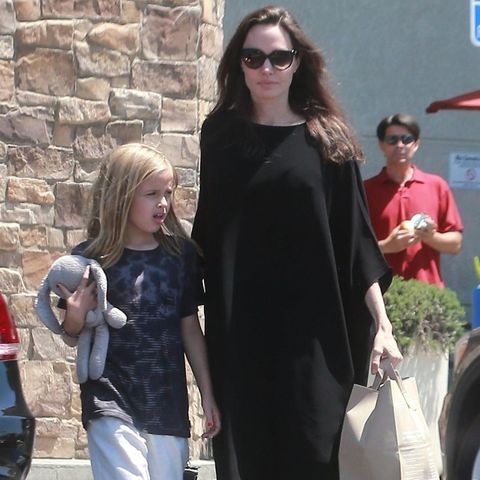 Angelina Jolie und ihre achtjährige Tochter Vivienne machen einen gemeinsamen Einkauf in Los Feliz. Ihre jüngste Tochter genießt diese Momente, die sie mit ihrer Mutter alleine hat.