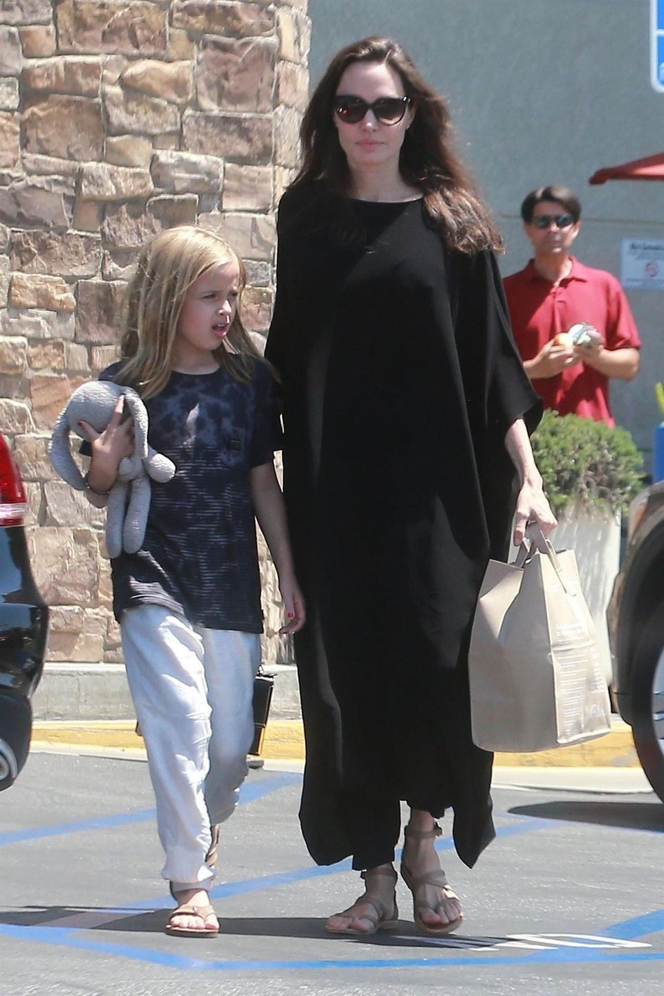 Angelina Jolie : Auch wenn die beiden gerade kein glückliches Gesicht machen: Für Angelina Jolie und ihre jüngste Tochter Vivienne ist die gemeinsame Zeit sehr wertvoll. Angelina Jolie und ihre achtjährige Tochter Vivienne machen einen gemeinsamen Einkauf in Los Feliz. Ihre jüngste Tochter genießt diese Momente, die sie mit ihrer Mutter alleine hat.