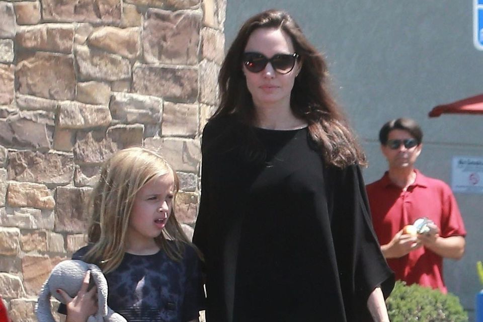 Angelina Jolie und ihre achtjährige Tochter Vivienne machen einen gemeinsamen Einkauf in Los Feliz. Ihre jüngste Tochter genießt diese Momente, die sie mit ihrer Mutter alleine hat.
