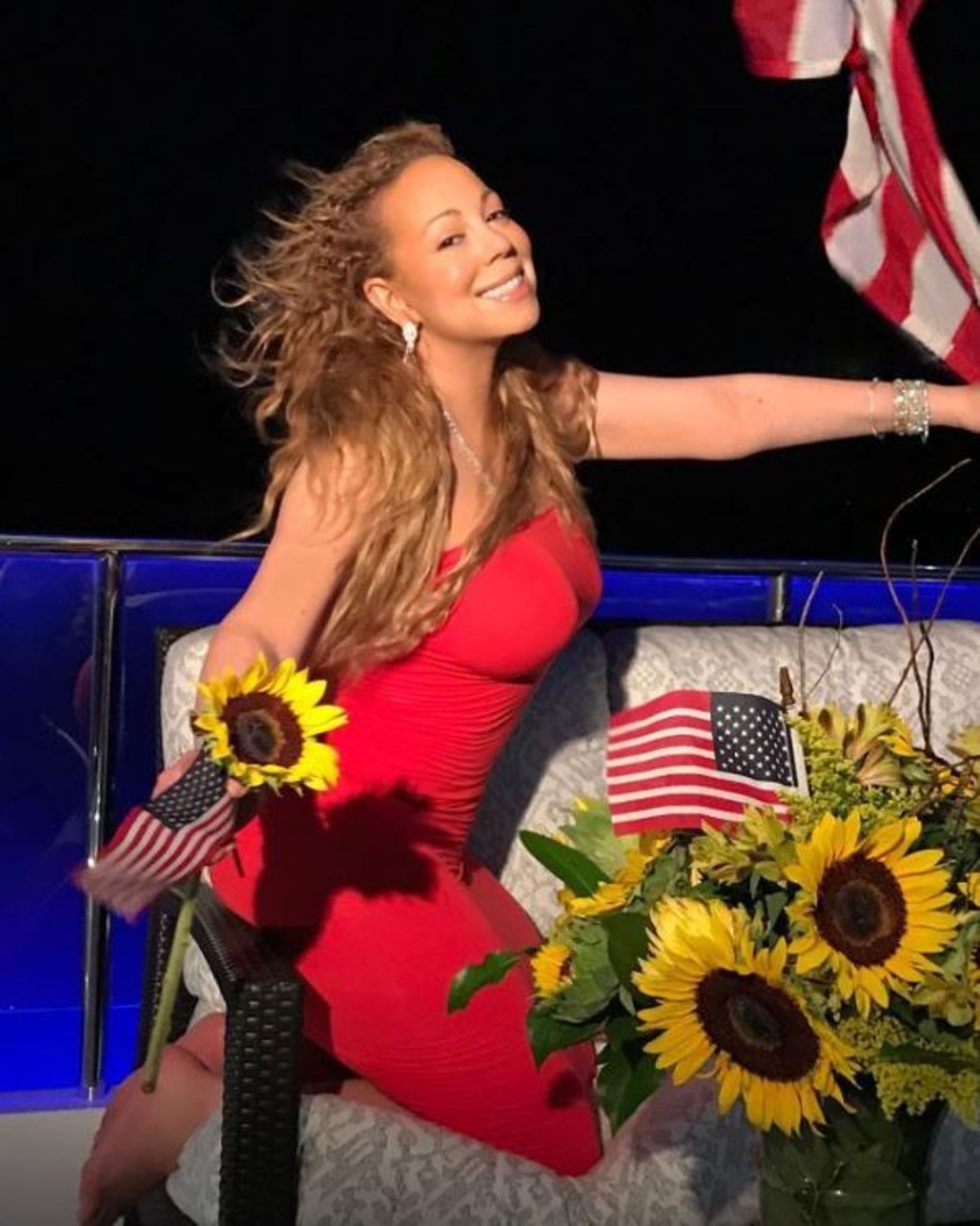 Mit Sonnenblumen und US-Flaggen dekoriert, wünscht Mariah Carey einen frohen Unabhängigkeitstag.