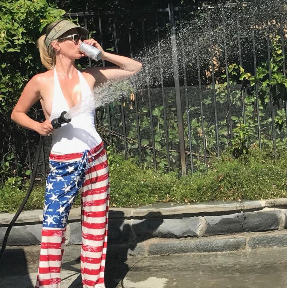"Was ist amerikanischer als sich um den Garten zu kümmern, mit Bier in der Hand und in Flaggenhose?", postet Schauspielerin January Jones zum Unabhängigkeitstag.