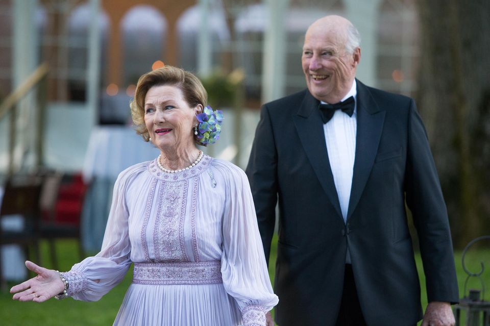 4. Juli 2017 Ankunft zum Galadinner im Schloss Bygdö Kongsgaard in Oslo: Königin Sonja und König Harald. 4. Juli 2017 Ankunft zum Galadinner im Schloss Bygdö Kongsgaard in Oslo: Königin Sonja und König Harald.
