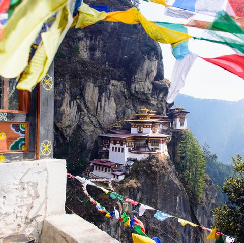 Eines der Highlights in Bhutan: Das "Tigernest-Kloster" schwebt luftig etwa 700 Meter über dem Parotal