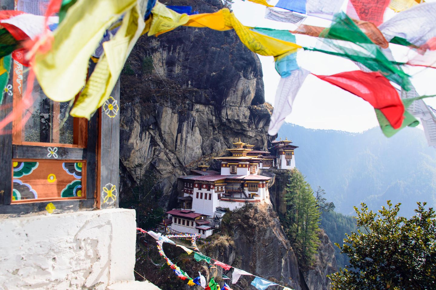 Eines der Highlights in Bhutan: Das "Tigernest-Kloster" schwebt luftig etwa 700 Meter über dem Parotal