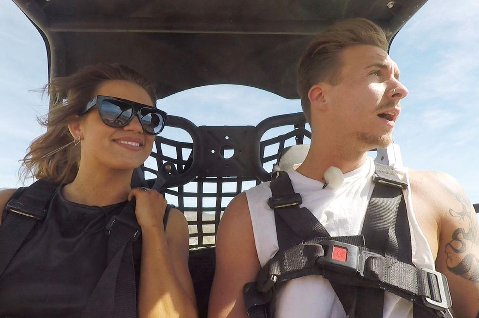 Die Bachelorette 2017: Jessica genießt die Buggy-Fahrt, solange sie nicht selbst am Steuer sitzen muss. Jessica genießt die Buggy-Fahrt, solange sie nicht selbst am Steuer sitzen muss.