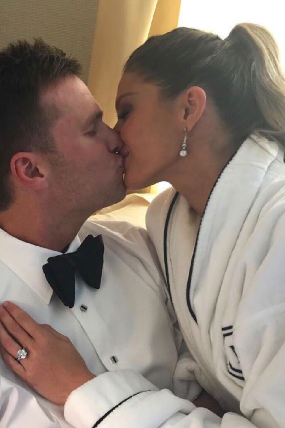 Noch immer verliebt: Das Star-Paar Tom Brady und Gisele Bündchen schenken uns einen glamourösen Kuss.