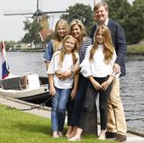 7. Juli 2017  Königin Máxima und König Willem-Alexander präsentieren sich mit den Töchtern Prinzessin Amalia, Prinzessin Alexia und Prinzessin Ariane beim traditionellen Sommer-Fototermin in Warmond bei den Kagerplassen. 