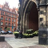 Am Freitagabend laufen die Vorbereitungen an der Marktkirche auf Hochtouren. Wunderschöne Blumenbouquets werden angeliefert und in die Kirche getragen.