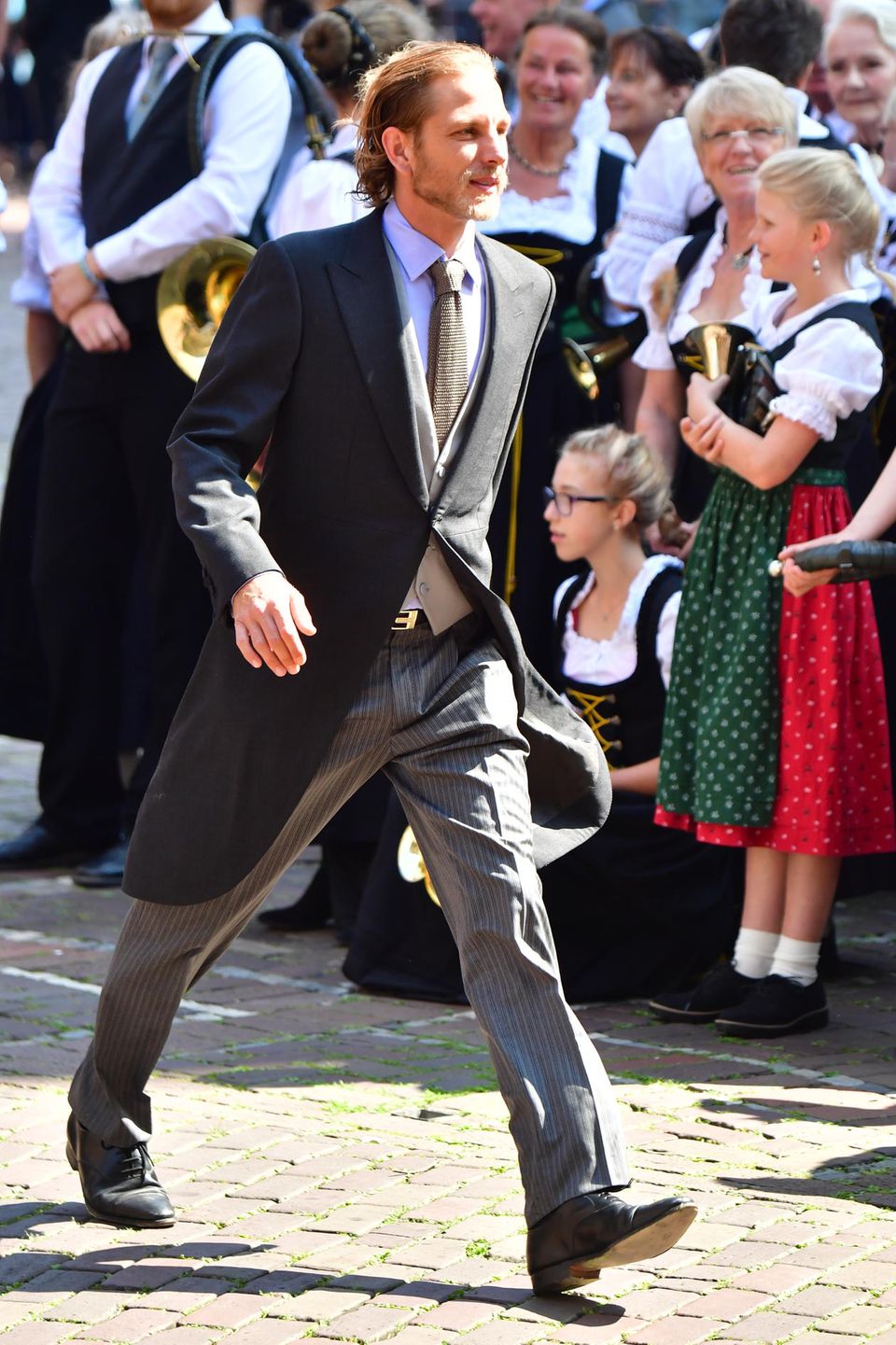 Schnellen Schrittes kommt auch der dritte Casiraghi - nämlich Andrea - in der Altstadt Hannovers an. Schnellen Schrittes kommt auch der dritte Casiraghi - nämlich Andrea - in der Altstadt Hannovers an.