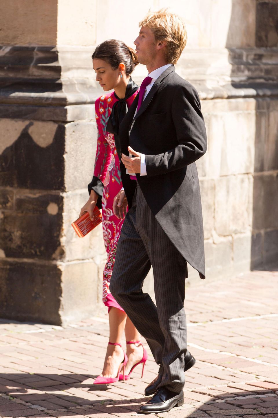 Prinz Christian von Hannover und seine Verlobte Alessandra de Osma sind selbstverständlich auch unter den Gästen und spazieren über das Kopfsteinpflaster in Richtung Haupteingang. Der jüngere Bruder des Bräutigams wird wohl im nächsten Sommer Hochzeit feiern.
