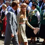 Der Platz vor der Marktkirche füllt sich kurz vor der Zeremonie mit adligen Hochzeitsgästen aus aller Welt. Aus Monaco sind Pierre Casiraghi und seine Beatrice Borromeo dabei.
