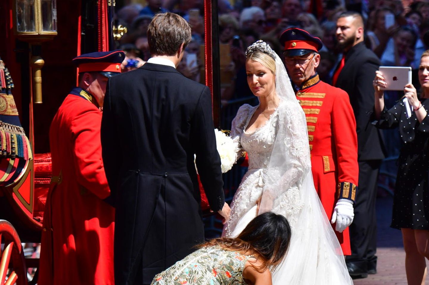 Prinz Ernst August und seine Ekaterina steigen in ihre Kutsche ein.