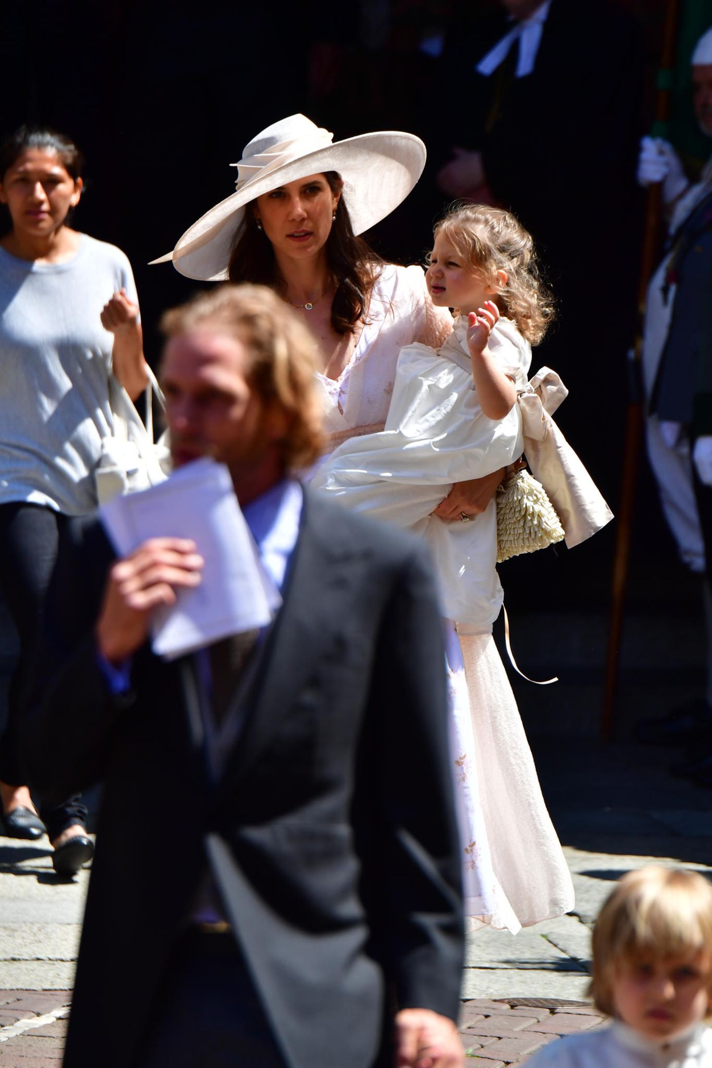 Darunter auch Andrea Casiraghi, der Söhnchen Alexandre an der Hand hält, und seine Frau Tatiana, die Töchterchen India auf dem Arm trägt.