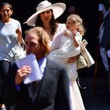 Darunter auch Andrea Casiraghi, der Söhnchen Alexandre an der Hand hält, und seine Frau Tatiana, die Töchterchen India auf dem Arm trägt.