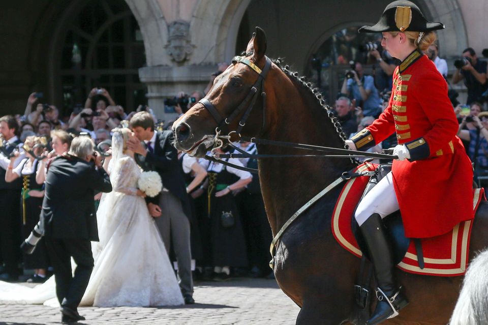 Ging fast unter, weil zeitgleich ein Pferd scheu wurde - aber Prinz Ernst August jr. und seine Frau küssten sich sogar ein Mal vor den Augen der Zuschauer.