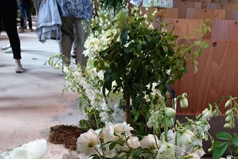 Die Blumen, die den Mittelgang schmückten, mussten zuerst unter den Sammlern leiden.