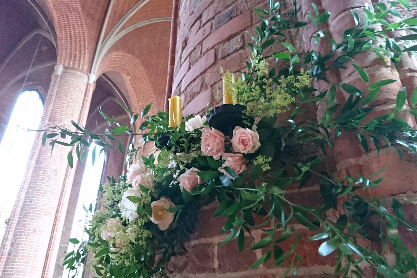 Blumendeko an den Säulen der Marktkirche
