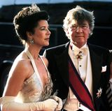 ... in 2004 Prinzessin Caroline damit auf einer Gala in Kopenhagen auftauchte. Nun war sie zwar nicht persönlich bei der Hochzeit ihres Ex-Stiefsohnes anwesend, doch scheint das Weiterreichen des Diadems wie eine herzliche Geste, die " Willkommen in der Familie" bedeutet.