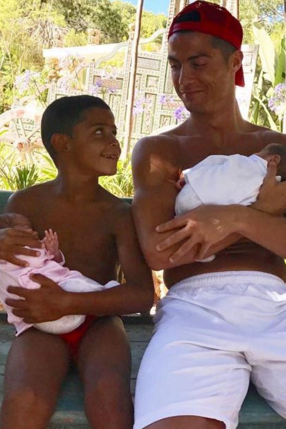 Cristiano Ronaldo mit den Zwllingen Mateo und Eva und seinem ältesten Sohn Cristiano jr. 
