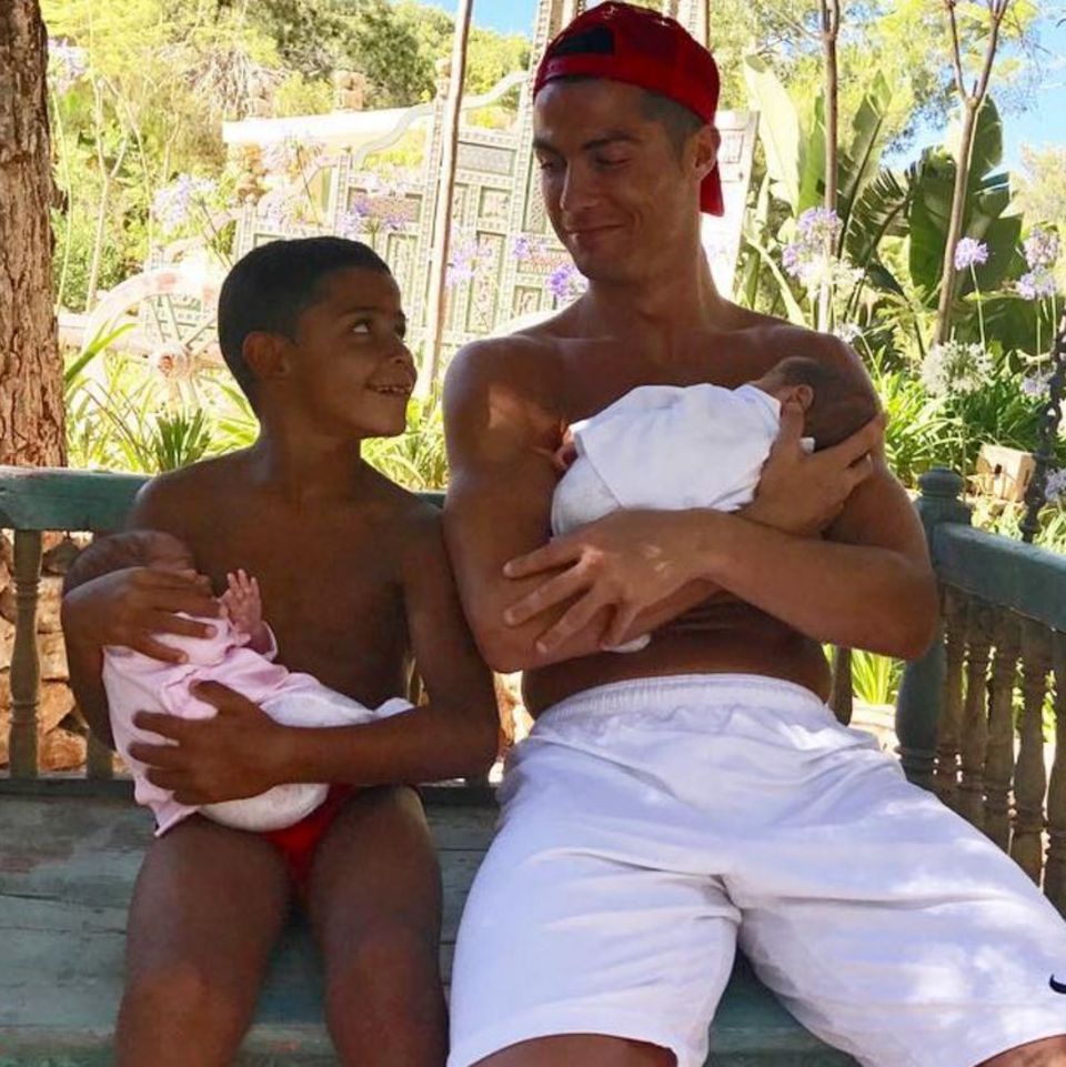 Cristiano Ronaldo mit den Zwllingen Mateo und Eva und seinem ältesten Sohn Cristiano jr. 
