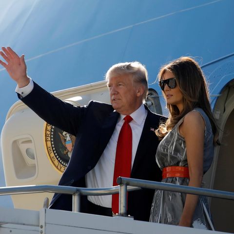Donald Trump und Melania Trump besteigen am 8. Juli 2017 die "Air Force One", um von Hamburg nach Washington zu fliegen 