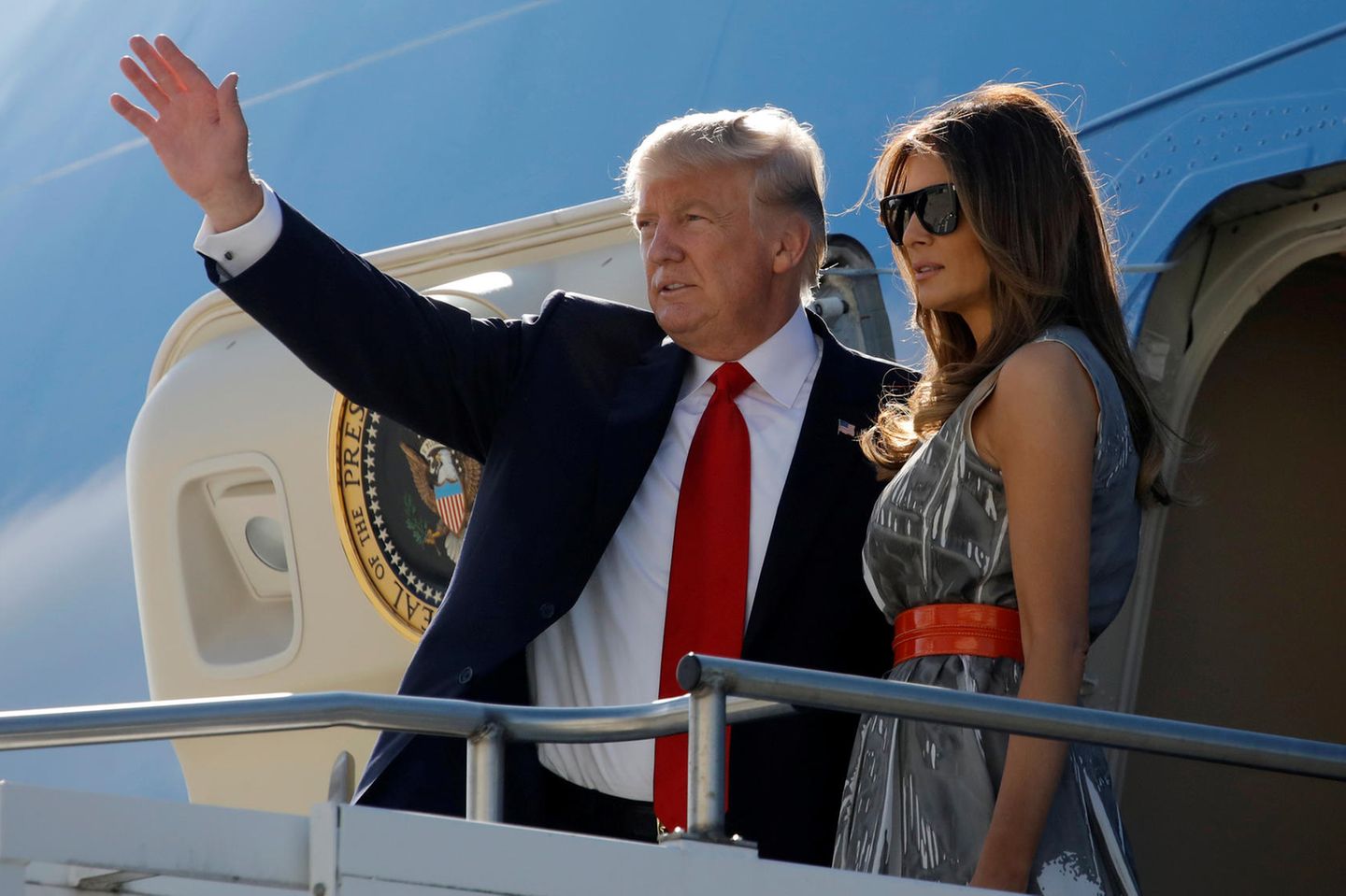 Donald Trump und Melania Trump besteigen am 8. Juli 2017 die "Air Force One", um von Hamburg nach Washington zu fliegen 