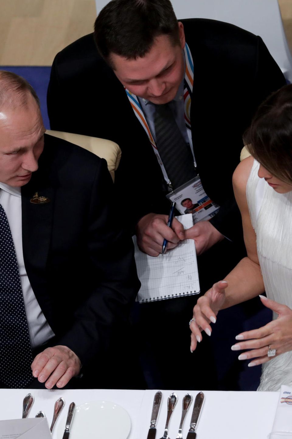 Wladimir Putin und Melania Trump während eines Dinners in der Hamburger Elbphilharmonie am 7. Juli 2017 Wladimir Putin und Melania Trump während eines Dinners in der Hamburger Elbphilharmonie am 7. Juli 2017