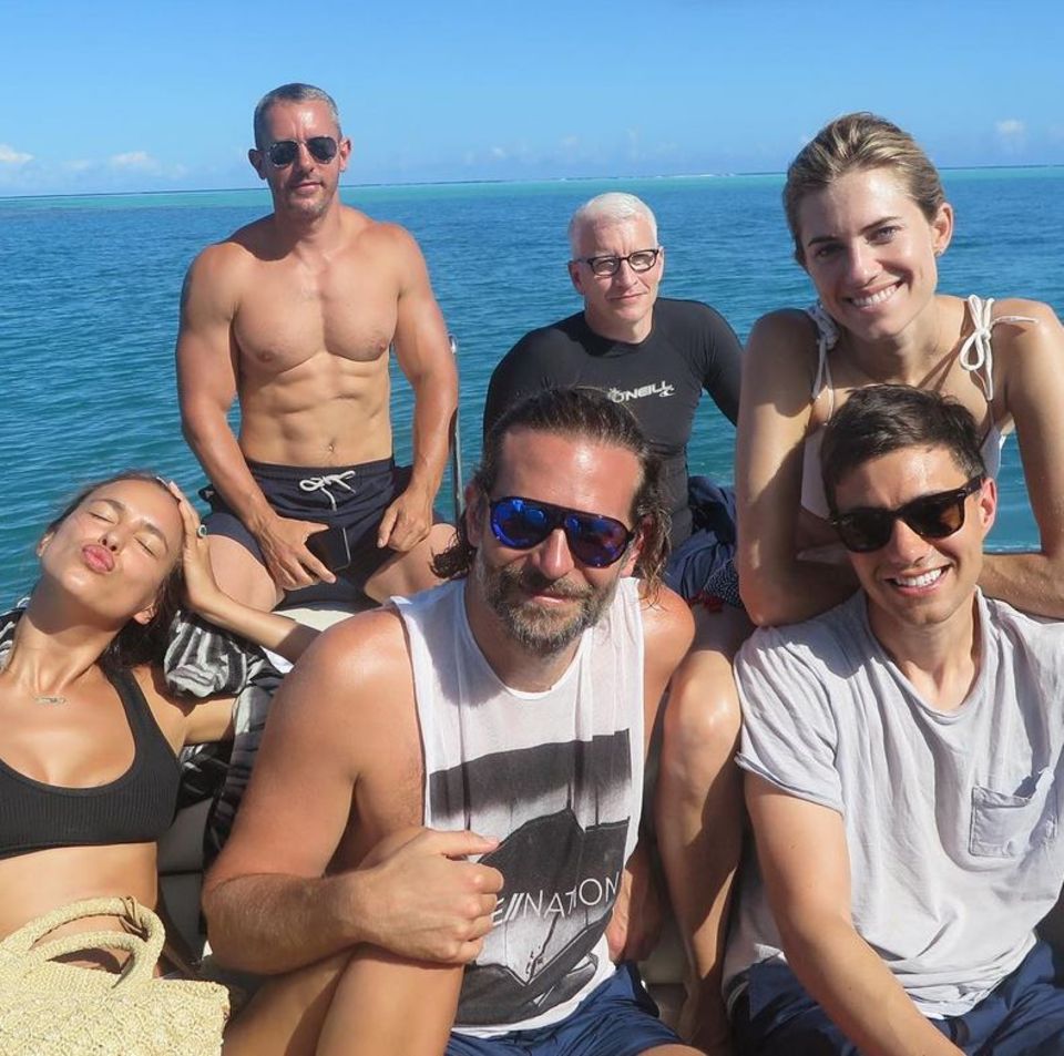 9. Juli 2017  Irina Shayk und Bradley Cooper genießen mit Freunden (darunter Allison Williams und Diane von Fürstenberg) eine kurze Auszeit auf Tahiti und lassen bei herrlichem Sonnenschein auf dem Meer die Seele baumeln. 