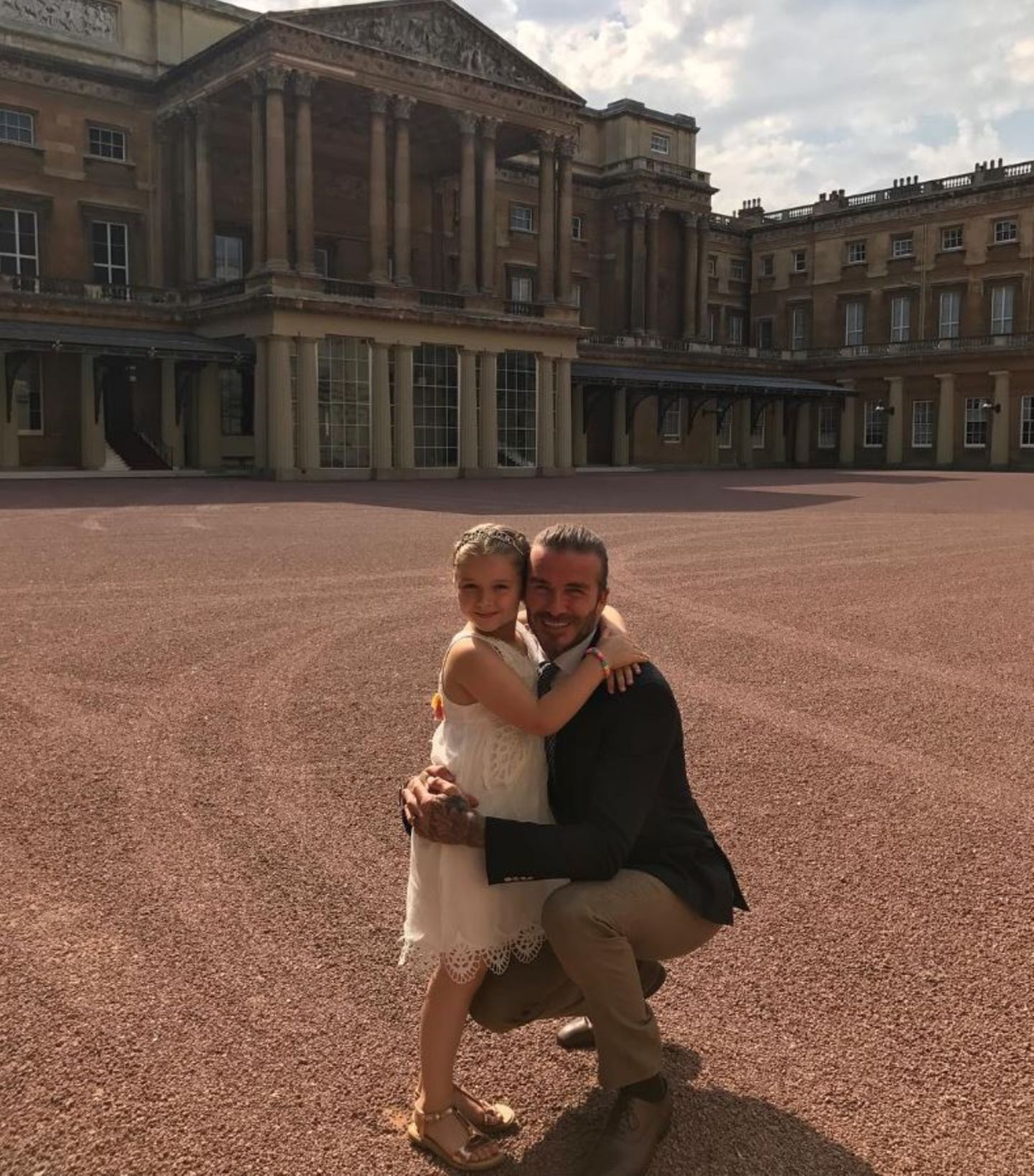 "So ein besonderes Mädchen, das so viel Freude und Fröhlichkeit in unsere Leben bringt", mit diesen Worten beschreibt David Beckham seine Tochter Harper, die ihren sechsten Geburtstag im Buckingham-Palast feiert. Dazu trägt sie ein creme-farbenes Spitzenkleid und goldene Sandalen. 