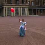 Sie ist die Prinzessin der Familie, als jüngste Schwester mit drei älteren Brüdern genießt Harper Beckham den absoluten Nesthäkchen-Status. Am 10. Juli 2017 feiert die Tochter von David und Victoria Beckham ihren sechsten Geburtstag. In einem hellblauen Prinzessinnen-Kleid posiert die Jüngste des Beckham-Clans vor dem Kensington-Palast mit einem roten Luftballon. 